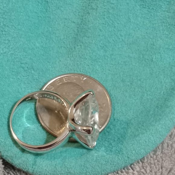 Elegant Silver Tone Ring with Clear Gemstone - Picture 6 of 12